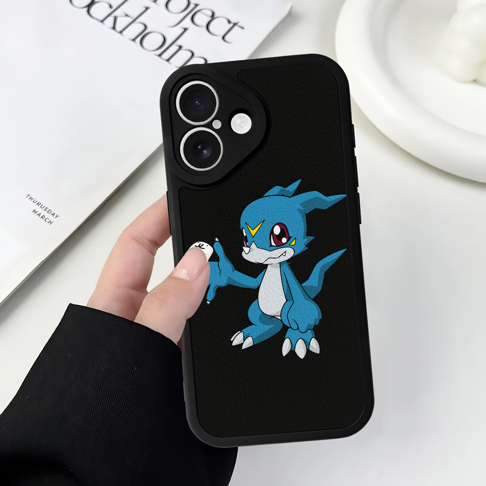 （画像用） Digimon デジタルモンスター/デジモン 【iPhone 16シリーズ対応】シリコンスマホケース（レザー調） 材質：シリコン